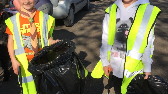 Beavers and Cubs help at Denmead Spring Clean
